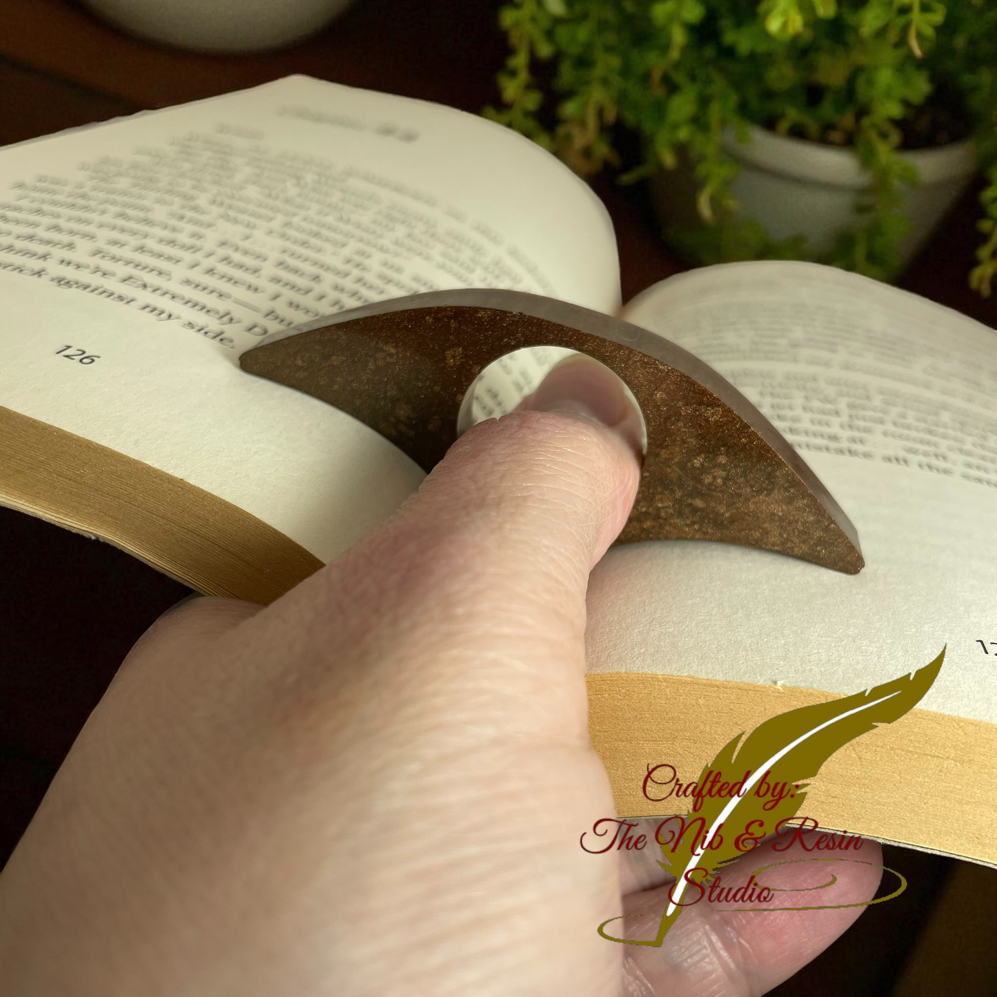 Page Holder #8: Crescent